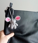 Słonik wykonany na szydełku, brelok 