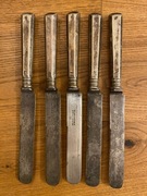 5 platerowanych noży obiadowych 
