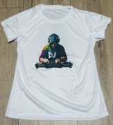 Sportowy T-shirt z Nadrukiem DJ przy Konsoli – Rozmiar L