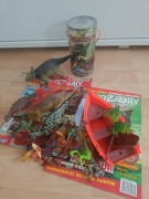 Zestaw zabawek dinozaury łódka rosliny