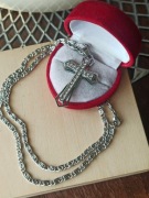 Przepiękny łańcuszek z krzyżem cyrkonie naszyjnik stal kolor srebrny cudo