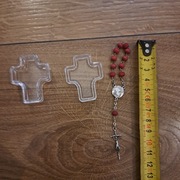 Delikatny różaniec 12 cm z czerwonymi koralikami + plastikowe pudełko