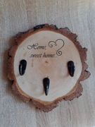 Wieszak ścienny. Plaster drewna. Home sweet home.