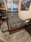 metalowe łóżko IKEA Noresund o wymiarach 160x200 cm z materacem