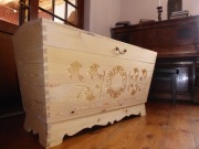 Skrzynia posagowa, drewniana, ręcznie rzeźbiona