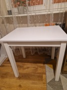 Stolik sosnowy biały.