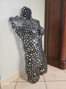 Płaskorzeźba stalowa tors kobiety