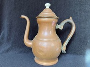 MIEDZIANY CZAJNIK DZBANEK Z DREWNIANĄ RĄCZKĄ C67