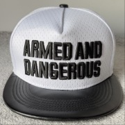 Czapka snapback Armed and Dangerous biała z nadrukiem streetwear