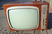 Stary telewizor lampowy z PRL