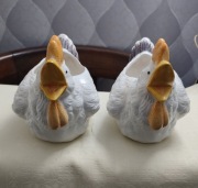Ceramiczne figurki dwóch kurek