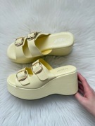 Żółte klapki koturna klamry 38