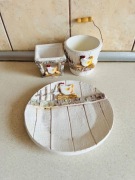 Zestaw dekoracyjny z kurką – osłonka, wiaderko i podstawka