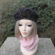 Ażurowy beret damski czarny rękodzieło