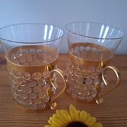 Dwie szklanki w pięknych złotych koszyczkach 