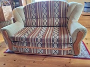 Sofa z możliwością rozłożenia do spania dla 2 osób.