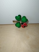 Broszka - mała koniczynka z biedronką 