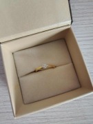 APART złoty pierścionek zaręczynowy z diamentem