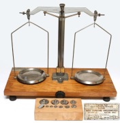 Waga szalkowa laboratoryjna ATM-1A  z odważnikami