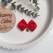 Czerwona kokardka ze stópkami