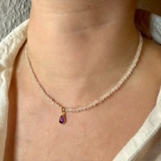 Naszyjnik z kwarcu różowego z zawieszką ametyst – miłość, harmonia