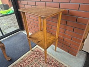 stary drewniany stolik z epoki PRL