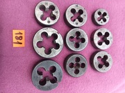 181. Zestaw 9 narzynek calowych W i metrycznych, uszkodzone