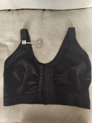 Biustonosz kompresyjny po operacji piersi 