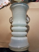 stary ozdobny wazon białe szkło ozdobne