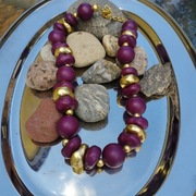 Fioletowe korale damskie ze złotym akcentem – styl vintage glamour