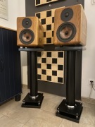 KOLUMNY-MONITORY firmy QBA model Sobieski + STANDY
