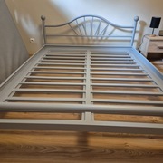 Łóżko stalowe z trzech części.