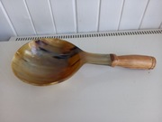 Miseczka - kokilka na stół, z rogu, z drewnianą rękojeścią, Afryka