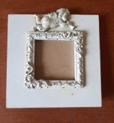 Biała ramka na zdjęcie z aniołkiem 14.5x14.5cm (zdjęcie 6.5x6.5cm)