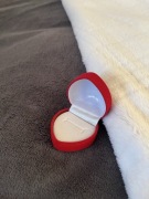 Czerwone welurowe pudełko na pierścionek zaręczynowy, biżuterię; serduszko