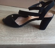 Buty na obcasie, sandałki. 