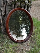 Piękne owalne lustro vintage w ciemnej drewnianej ramie
