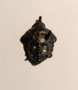 Wisiorek w kształcie maski Hannya.