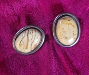 Srebrne kolczyki z mlecznym bursztynem.