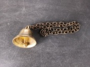 Stary, mosiężny dzwonek. Pamiątka z gór z okresu PRL 