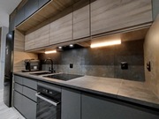 Meble kuchenne z mini wyspą, stan bardzo dobry 