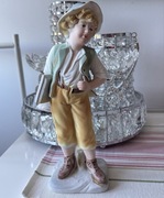 Figurka stojąca chłopiec z książką manufaktura arpo