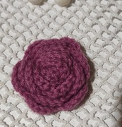 Kwiatek RÓŻA róż cyklamenowy, włóczka 