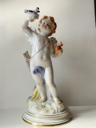 Figurka Miśni Amor z plonącym sercem i gołębiem pocztowym