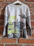 biała koszulka z nadrukiem