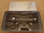 Strzykawka szklana z pudełkiem metalowym PRL, zestaw medyczny Prl