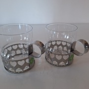 Dwie szklanki w metalowych koszyczkach