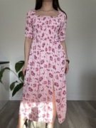 Różowa sukienka wiosenna wiosna pudrowy róż w kwiaty kwiatki kwiecista