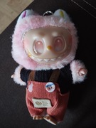 RÓŻOWE LABUBU LAFUFU UROCZY BRELOCZEK W UBRANKU ( SPODNIE + KOSZULKA )