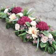 Wiązanki nagrobne  z kwiatów sztucznych .